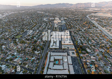 Luftaufnahme in Richtung Woodman Ave und Panorama Stadt in San Fernando Valley Region Los Angeles, Kalifornien. Stockfoto