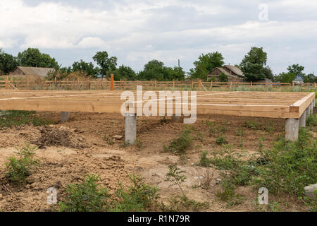 Auf Stapel Stiftungen unterstützen den Boden eines Frame House Stockfoto