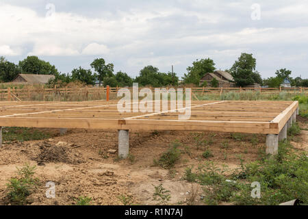 Auf Stapel Stiftungen unterstützen den Boden eines Frame House Stockfoto