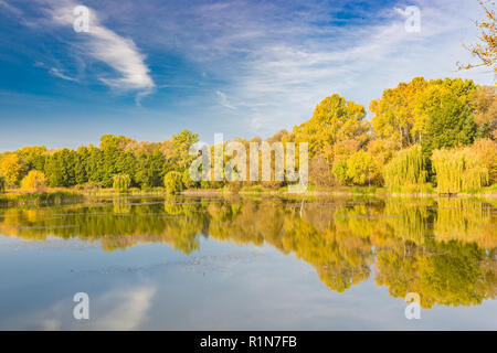 Spiegel Lagune von Bergen, schönen Herbst See Reflexion, bunte Blätter abgerundet Stockfoto