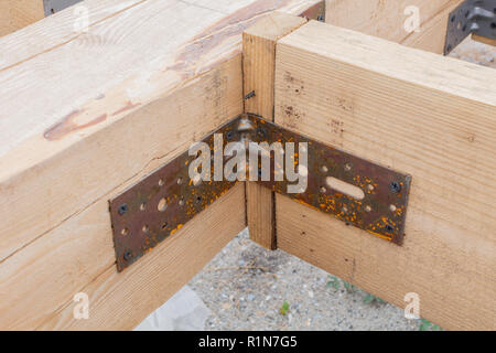 Nahaufnahme auf Stapel Stiftungen unterstützen den Boden. Detailansicht der Mount base Stock eines Frame House Stockfoto