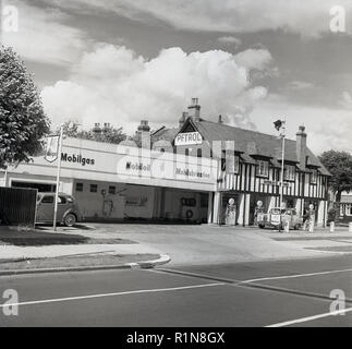 1950, historische, Außenansicht eines eine Neue Mobilegas Service Station, Osterley Motoren, eine Garage und Tankstelle bei Isleworth, London, England, UK. Im Anschluss an den Krieg in Großbritannien als Autos allmählich erhöht, größere Tankstellen - eine Tankstelle mit Kraftstoff Telefonzentralen und eine Werkstatt kombiniert - begann auf Hauptstraßen wie dieser auf der A 30 in London, um sichtbar zu werden. Stockfoto