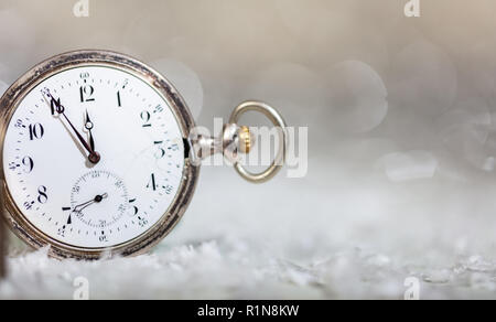 Silvester Countdown. Minuten bis Mitternacht auf eine altmodische Taschenuhr, bokeh Hintergrund Kopie Raum Stockfoto