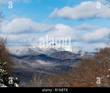 Ein Blick auf die schneebedeckten Berge von New York State Route 30 in der Nähe der indischen See in den Adirondack Mountains, New York, USA. Stockfoto