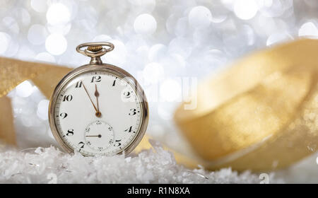 Silvester Countdown. Minuten bis Mitternacht auf einer alten Uhr, Bokeh festlichen Hintergrund Stockfoto