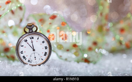 Silvester Countdown. Minuten bis Mitternacht auf einer alten Uhr, bokeh Hintergrund Kopie Raum Stockfoto