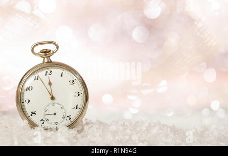 Silvester Countdown. Minuten bis Mitternacht auf eine altmodische Taschenuhr, Bokeh snowy Hintergrund Kopie Raum Stockfoto