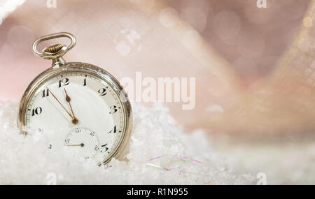 Silvester Countdown. Minuten bis Mitternacht auf eine altmodische Taschenuhr, Bokeh snowy Hintergrund Kopie Raum Stockfoto