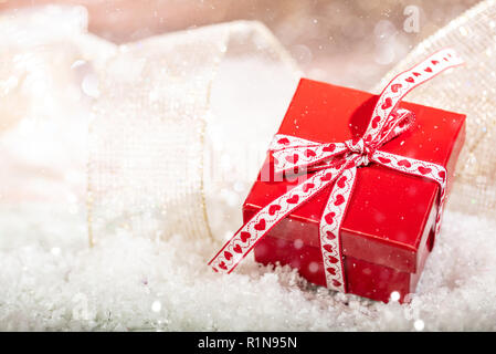 Weihnachten roter Geschenkbox auf abstrakten bokeh Leuchten und Glitzern Hintergrund Kopie Raum Stockfoto