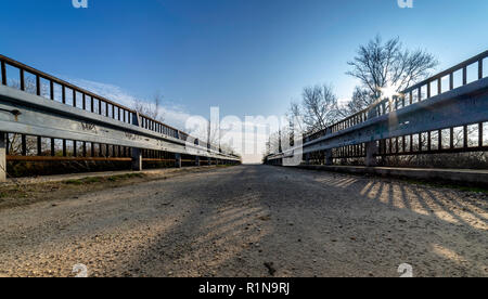 Lange Brücke neuere endend mit blauer Himmel dahinter. Stockfoto