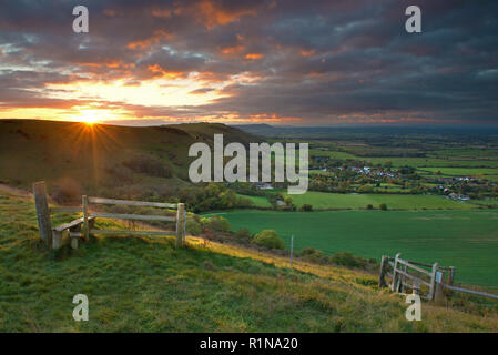 Das Dorf Fulking, gesehen von Devil's Dyke bei Sonnenuntergang, England, Großbritannien Stockfoto