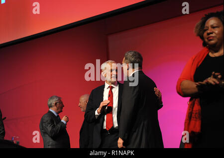 Liverpool, England. 26. September 2018. Jeremy Corbyn MP, Fraktionsvorsitzender der Labour-Partei, spricht mit seinem Stellvertreter, Tom Watson am Ende der Konferenz, o Stockfoto