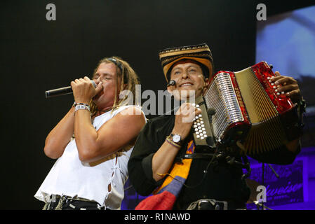 Carlos Vives führt im Konzert an der American Airlines Arena in Miami, Florida, am 13. August 2005. Stockfoto