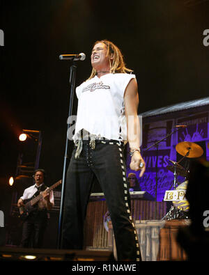 Carlos Vives führt im Konzert an der American Airlines Arena in Miami, Florida, am 13. August 2005. Stockfoto
