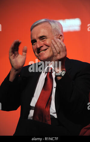 Liverpool, England. 26. September 2018. John McDonnell MP, Schatzkanzler, applaudieren Beiträge der Delegierten auf der Sitzung am Vormittag des Stockfoto