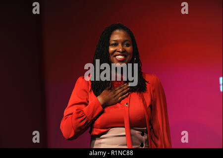 Liverpool, England. 26. September 2018. Dawn Butler, Schattenminister für Frauen und Gleichstellung, quittiert den Beifall der Delegierten in Stockfoto