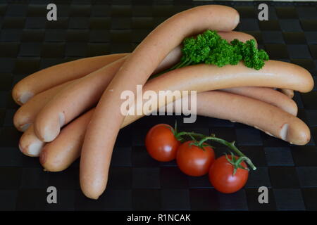 Wiener Würstchen ("Wiener Würstchen" oder "Frankfurter Würst") auf Keramik rustikale Platte. Wiener Würstchen oder der 'Frankfurter' in rustikaler Keramikteller Stockfoto
