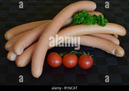 Wiener Würstchen ("Wiener Würstchen" oder "Frankfurter Würst") auf Keramik rustikale Platte. Wiener Würstchen oder der 'Frankfurter' in rustikaler Keramikteller Stockfoto