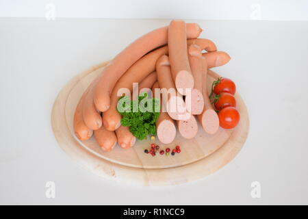 Wiener Würstchen ("Wiener Würstchen" oder "Frankfurter Würst") auf Keramik rustikale Platte. Wiener Würstchen oder der 'Frankfurter' in rustikaler Keramikteller Stockfoto