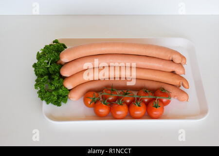 Wiener Würstchen ("Wiener Würstchen" oder "Frankfurter Würst") auf Keramik rustikale Platte. Wiener Würstchen oder der 'Frankfurter' in rustikaler Keramikteller Stockfoto