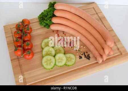 Wiener Würstchen ("Wiener Würstchen" oder "Frankfurter Würst") auf Keramik rustikale Platte. Wiener Würstchen oder der 'Frankfurter' in rustikaler Keramikteller Stockfoto