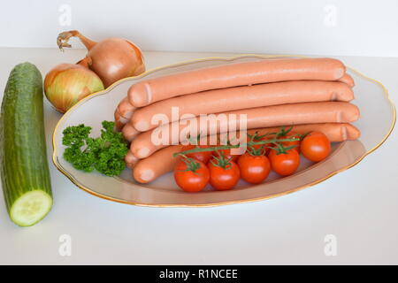 Wiener Würstchen ("Wiener Würstchen" oder "Frankfurter Würst") auf Keramik rustikale Platte. Wiener Würstchen oder der 'Frankfurter' in rustikaler Keramikteller Stockfoto