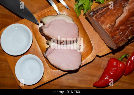 Kassler auf Holz rustikale Platte. Es ist oft mit Sauerkraut und Kartoffelpüree serviert. Vollständig ausgehärtet und geräuchertem Schweinefilet Koteletts auf einer hölzernen Fach gekocht Stockfoto