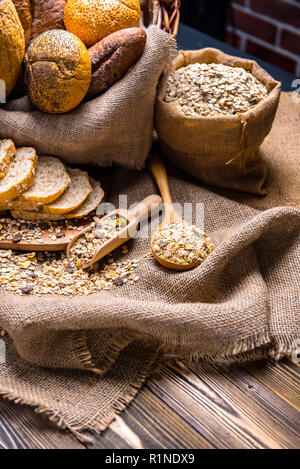 Noch immer leben Foto von Brot und Backwaren im Weidenkorb. Amerikanische und französische Toast zum Frühstück. Stockfoto