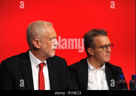 Liverpool, England. 23. September, 2018. Jeremy Corbyn MP, Führer der Labour Party und sein Stellvertreter Tom Watson MP, Zuhören, Beiträge aus Stockfoto