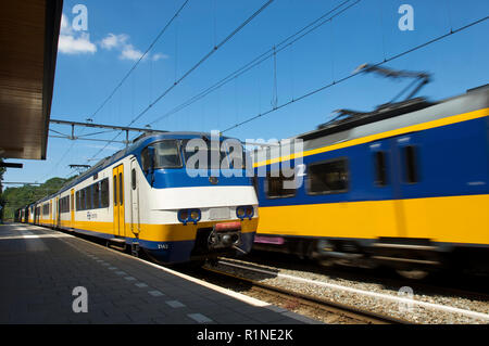 Ein wartender Sprinter trainieren und ein Intercity Zug am Bahnhof in Baarn, Niederlande Stockfoto
