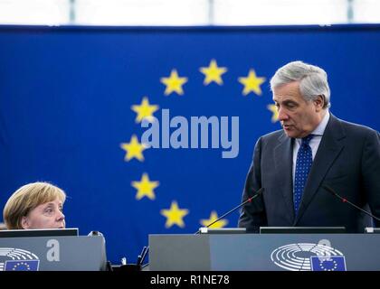 Angela Merkel mit dem Präsidenten des Europäischen Parlaments Antonio Tajani während der Debatte über die Zukunft Europas mit den Mitgliedern des Europäischen Parlaments in Straßburg, Frankreich. Stockfoto