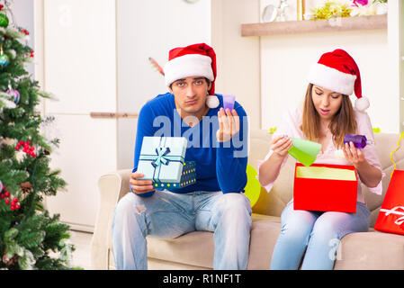Junges Paar Weihnachten zu Hause feiern. Stockfoto