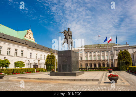 Warschau, Polen - 5. Mai 2018: Reiterstandbild von Fürst Józef Antoni Poniatowski vor dem Präsidentenpalast auf Krakowskie Przedmiescie Straße. Stockfoto