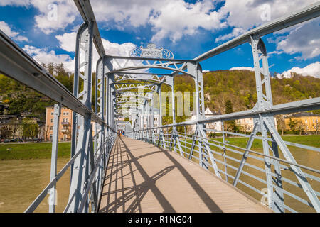 Fußgänger zu Fuß Jugendstil Mozart Brücke (mozartsteg) über die Salzach, 1903 erbaut. Salzburg, Österreich Stockfoto