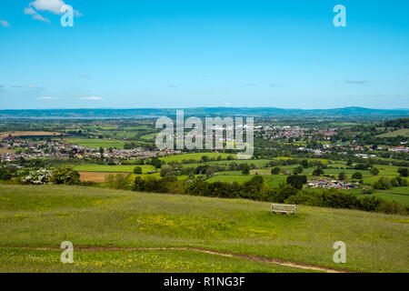 Anfang Sommer Blick über patchwork Felder in der Severn Vale zum Wald von Dean von Selsley Gemeinsamen am Rand der Cotswolds, Gloucestershire, England, Großbritannien Stockfoto