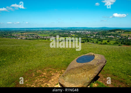 Selsley Gemeinsame, Gloucestershire, UK - Mai 2015: Ende Frühjahr Sonnenschein erweitert die umfangreiche Panoramablick von Selsley Gemeinsamen am westlichen Rand der Cotswolds mit Blick auf den Severn Vale und Wald von Dean. Selsley ist eine 97 Hektar große biologische und geologische Stätte von besonderem wissenschaftlichen Interesse in Gloucestershire innerhalb der Cotswolds AONB (Gebiet von außergewöhnlicher natürlicher Schönheit). Stockfoto