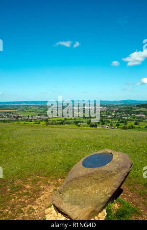 Selsley Gemeinsame, Gloucestershire, UK - Mai 2015: Ende Frühjahr Sonnenschein erweitert die umfangreiche Panoramablick von Selsley Gemeinsamen am westlichen Rand der Cotswolds mit Blick auf den Severn Vale und Wald von Dean. Selsley ist eine 97 Hektar große biologische und geologische Stätte von besonderem wissenschaftlichen Interesse in Gloucestershire innerhalb der Cotswolds AONB (Gebiet von außergewöhnlicher natürlicher Schönheit). Stockfoto