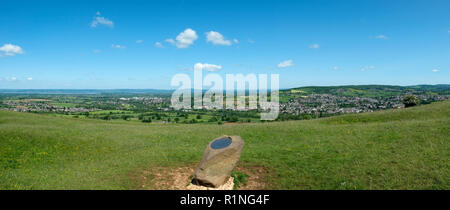 Selsley Gemeinsame, Gloucestershire, UK - Mai 2015: Ende Frühjahr Sonnenschein erweitert die umfangreiche Panoramablick von Selsley Gemeinsamen am westlichen Rand der Cotswolds mit Blick auf den Severn Vale und Wald von Dean. Selsley ist eine 97 Hektar große biologische und geologische Stätte von besonderem wissenschaftlichen Interesse in Gloucestershire innerhalb der Cotswolds AONB (Gebiet von außergewöhnlicher natürlicher Schönheit). Stockfoto