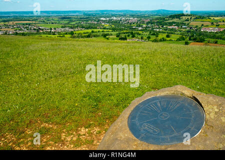 Selsley Gemeinsame, Gloucestershire, UK - Mai 2015: Ende Frühjahr Sonnenschein erweitert die umfangreiche Panoramablick von Selsley Gemeinsamen am westlichen Rand der Cotswolds mit Blick auf den Severn Vale und Wald von Dean. Selsley ist eine 97 Hektar große biologische und geologische Stätte von besonderem wissenschaftlichen Interesse in Gloucestershire innerhalb der Cotswolds AONB (Gebiet von außergewöhnlicher natürlicher Schönheit). Stockfoto