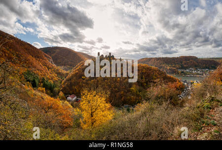 Blick vom Bleidenberg in die hügelige Landschaft des Moseltals mit dem Sporn Burg Thurant in Alken im Herbst, Rheinland-Pfalz, Deutschland Stockfoto