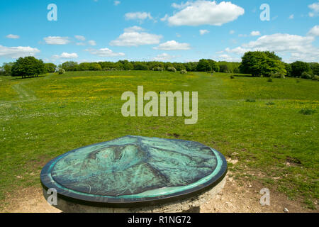 Ein Blick zurück vom toposcope an Standish Woods auf der Cotswold Way langen Wanderweg in der Nähe von Stroud, Gloucestershire, Cotswolds, England, Großbritannien Stockfoto