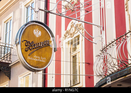 Bad Ischl, Österreich - 20. April 2018: Vintage Tafel von bekannten österreichischen Zauner Cafe und Konditorei. Es war im Jahre 1832 in Bad Ischl gegründet. Stockfoto