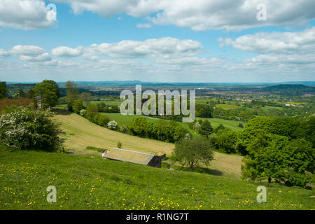 Einen weiten Blick über die Stadt Gloucester in den Severn Vale mit der Malvern Hills in der Ferne. Von Cud Hill Gemeinsame am westlichen Rand der Cotswolds, Gloucestershire, England, Großbritannien Stockfoto