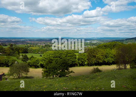 Einen weiten Blick über die Stadt Gloucester in den Severn Vale mit der Malvern Hills in der Ferne. Von Cud Hill Gemeinsame am westlichen Rand der Cotswolds, Gloucestershire, England, Großbritannien Stockfoto