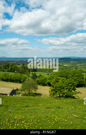 Einen weiten Blick über die Stadt Gloucester in den Severn Vale mit der Malvern Hills in der Ferne. Von Cud Hill Gemeinsame am westlichen Rand der Cotswolds, Gloucestershire, England, Großbritannien Stockfoto