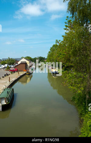 Devizes, Wiltshire, Großbritannien - 29 Mai 2016: Ende Frühjahr Sonnenschein bringt Besucher Freizeitaktivitäten auf und neben dem Kennet und Avon Kanal in Devizes zu genießen. Der Kanal wurde in Etappen restauriert, weitgehend durch Freiwillige. Nach Jahrzehnten des Verfalls es war voll im Jahre 1990 wiedereröffnet. Die Kennet und Avon Kanal ist heute eines der beliebtesten Erbe Tourismus Ziel. Stockfoto