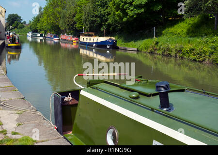 Devizes, Wiltshire, Großbritannien - 29 Mai 2016: Ende Frühjahr Sonnenschein bringt Besucher Freizeitaktivitäten auf und neben dem Kennet und Avon Kanal in Devizes zu genießen. Der Kanal wurde in Etappen restauriert, weitgehend durch Freiwillige. Nach Jahrzehnten des Verfalls es war voll im Jahre 1990 wiedereröffnet. Die Kennet und Avon Kanal ist heute eines der beliebtesten Erbe Tourismus Ziel. Stockfoto