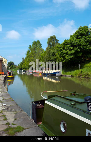 Devizes, Wiltshire, Großbritannien - 29 Mai 2016: Ende Frühjahr Sonnenschein bringt Besucher Freizeitaktivitäten auf und neben dem Kennet und Avon Kanal in Devizes zu genießen. Der Kanal wurde in Etappen restauriert, weitgehend durch Freiwillige. Nach Jahrzehnten des Verfalls es war voll im Jahre 1990 wiedereröffnet. Die Kennet und Avon Kanal ist heute eines der beliebtesten Erbe Tourismus Ziel. Stockfoto