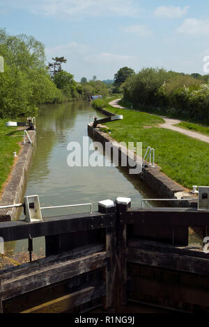 Devizes, Wilstshire, Großbritannien - 29 Mai 2016: Frühlingssonne bei niedrigeren Foxhangers Lock zu Beginn der berühmte Caen Hill Flug von Sperren auf dem Kennet und Avon Kanal in der Nähe von Devizes. Der Kanal wurde in Etappen restauriert, weitgehend durch Freiwillige. Nach Jahrzehnten des Verfalls es war voll im Jahre 1990 wiedereröffnet. Die Kennet und Avon Kanal Erbe ist ein beliebtes Reiseziel. Stockfoto