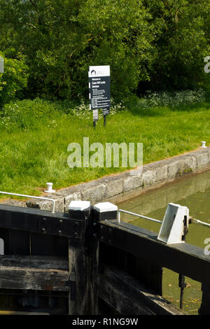 Devizes, Wilstshire, Großbritannien - 29 Mai 2016: Frühlingssonne bei niedrigeren Foxhangers Lock zu Beginn der berühmte Caen Hill Flug von Sperren auf dem Kennet und Avon Kanal in der Nähe von Devizes. Der Kanal wurde in Etappen restauriert, weitgehend durch Freiwillige. Nach Jahrzehnten des Verfalls es war voll im Jahre 1990 wiedereröffnet. Die Kennet und Avon Kanal Erbe ist ein beliebtes Reiseziel. Stockfoto